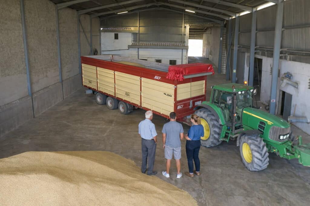 Tractor cargado de arroz